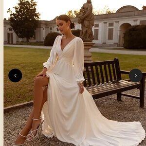 Elegant Ivory Wedding Gown with V-Neck